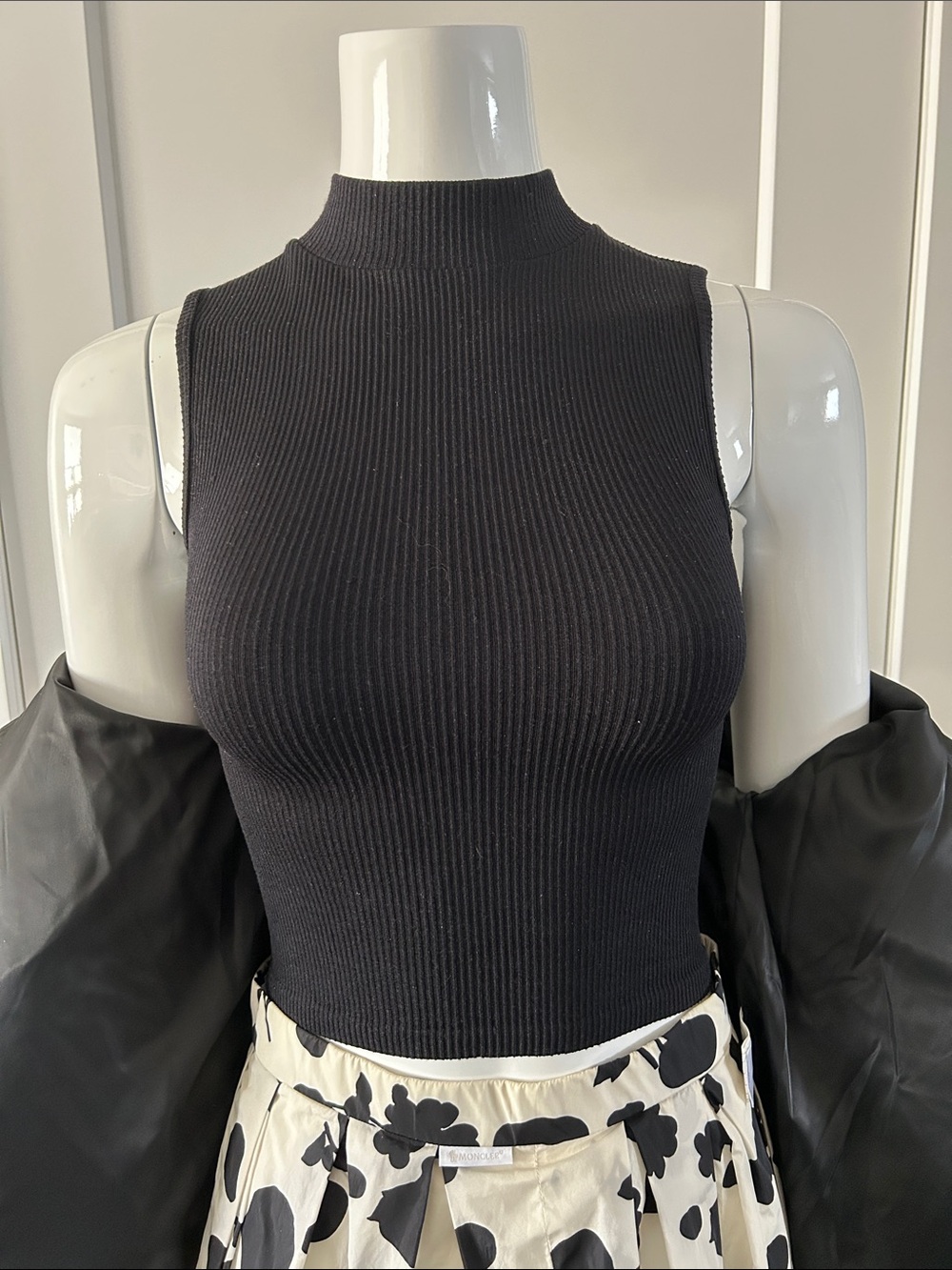 Moncler Apres Ski Ensemble 4 pieces 🖤🖤 - Picture 9 of 16